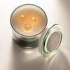 Fresh Sea Salt Statement Glass Candle w aranżacji salonu w nadmorskim klimacie